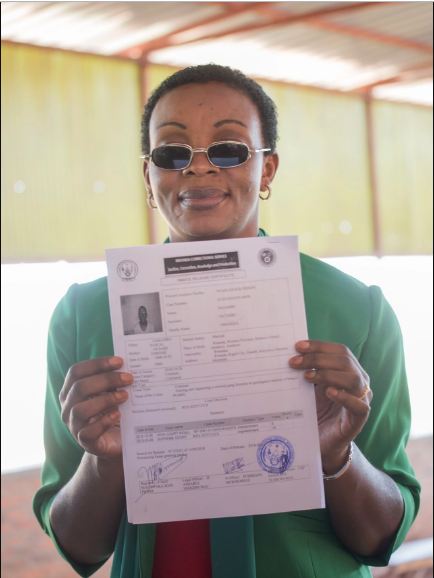 Ingabire Victoire ubwo yari akimara gufungurwa, yeretse abanyamakuru icyemezo cyo gufungurwa