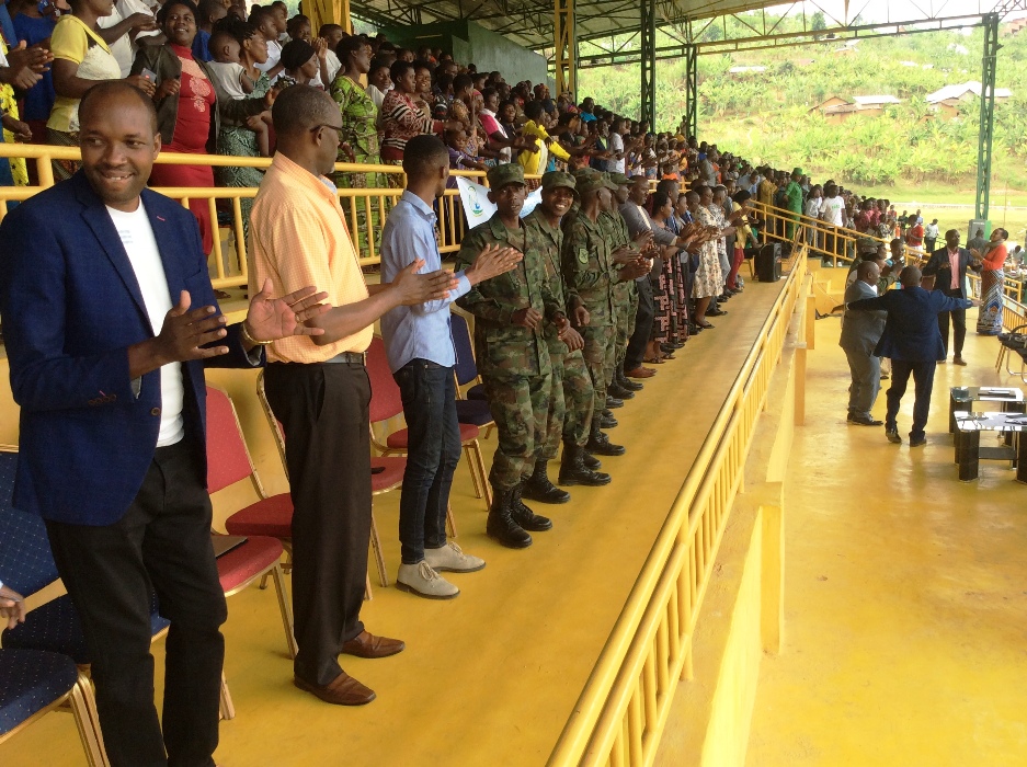 Ingabo zishimanye n'abo mu Ngororero