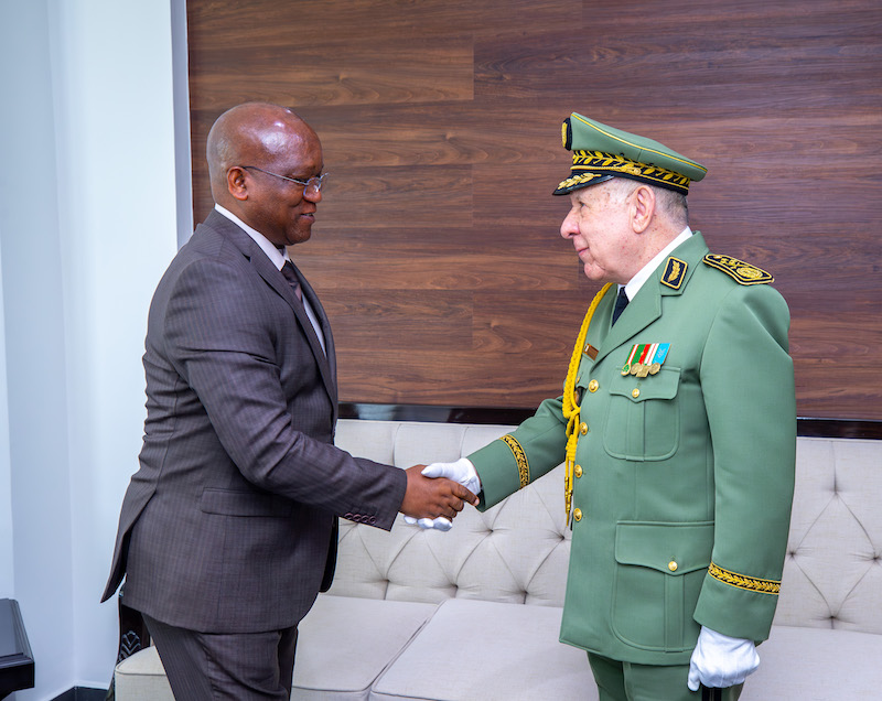 Minisitiri Juvénal Marizamunda na we yakiye General Saïd Chanegriha