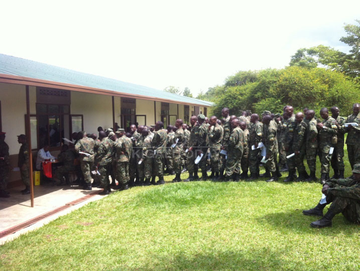 Ingabo z'Igihugu zo mu ishuri rya Gisirikare rya Gako zitegura gutanga amaraso 