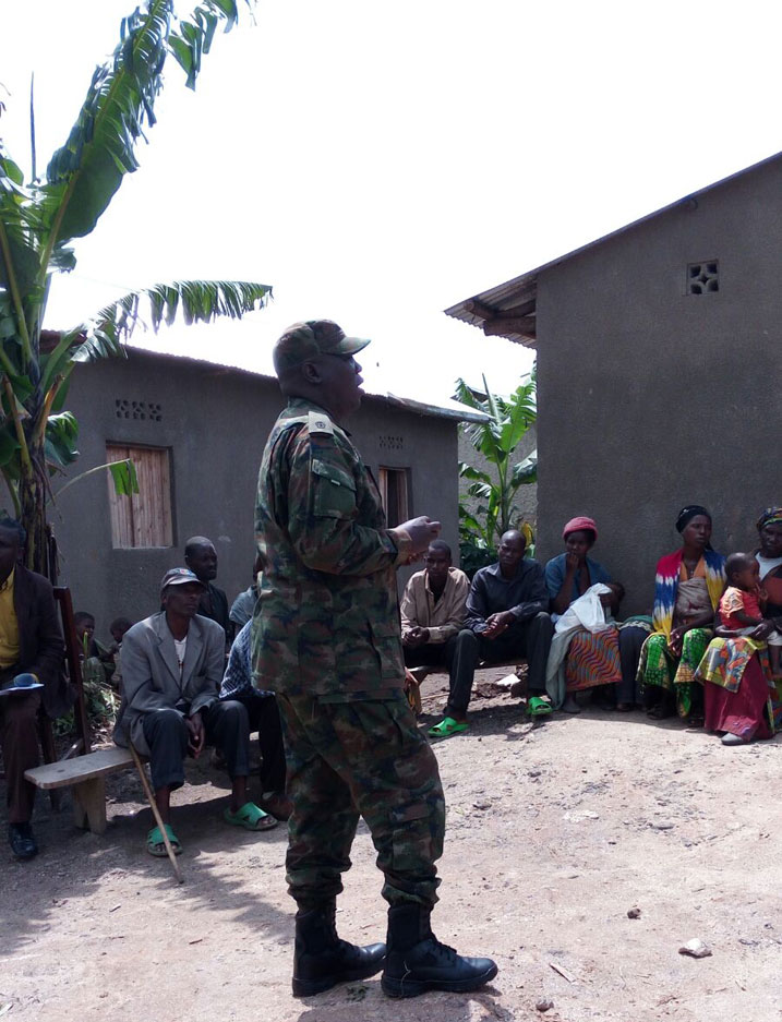 Ingabo zanaganirije abo baturage zibifuriza iminsi mikuru myiza.