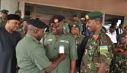 Abanyenshuri bo mu ishuri rya gisirikare muri Nigeria baganira n'umugaba mukuru w'ingabo z'u Rwanda.