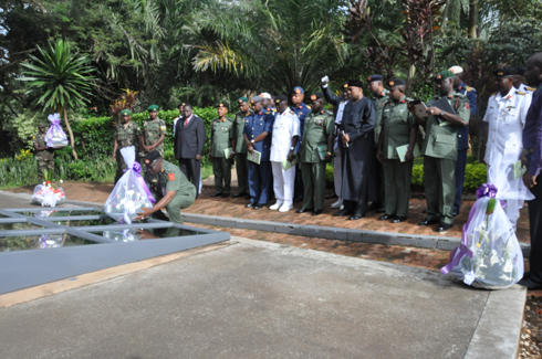 Abanyeshuri bo mu ishuri rya gisirikare muri Nigeria basuye urwibutso rwa Jenoside rwa Kigali