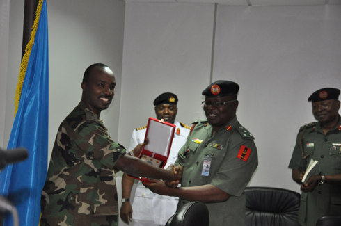 Umugaba mukuru w'ingabo z'u Rwanda n'uwaje aherekeje abanyeshuri bo mu ishuri rya gisirikare ryo muri Nigeria bahererekanya impano.