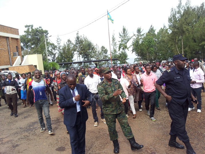 Ingabo na polisi biatanyije n'abaturage n'ubuybozi muri uru rugendo.