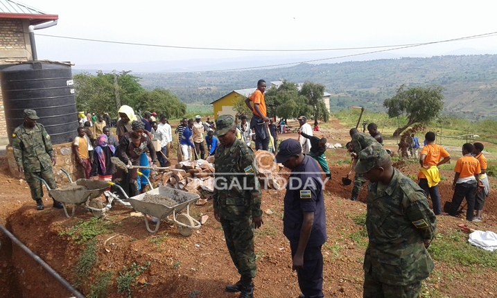 Ingabo nazo ziri mubitabiriye umuganda ku gikorwa cyo kubaka ivuriro.