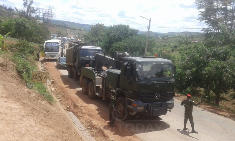 Ingabo z'u Rwanda ubwo zambukaga umupaka wa Rusumo 