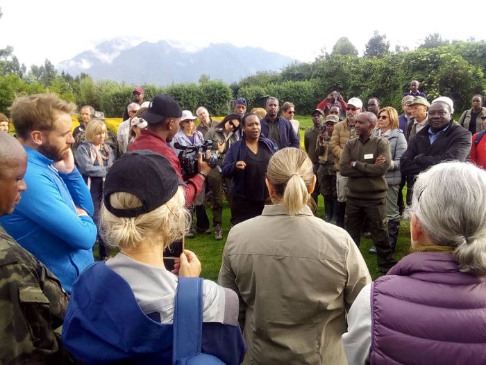 Umuyobozi mukuru wa RDB, Clare Akamanzi aganira na ba mukerarugendo mbere y'uko basura ingagi