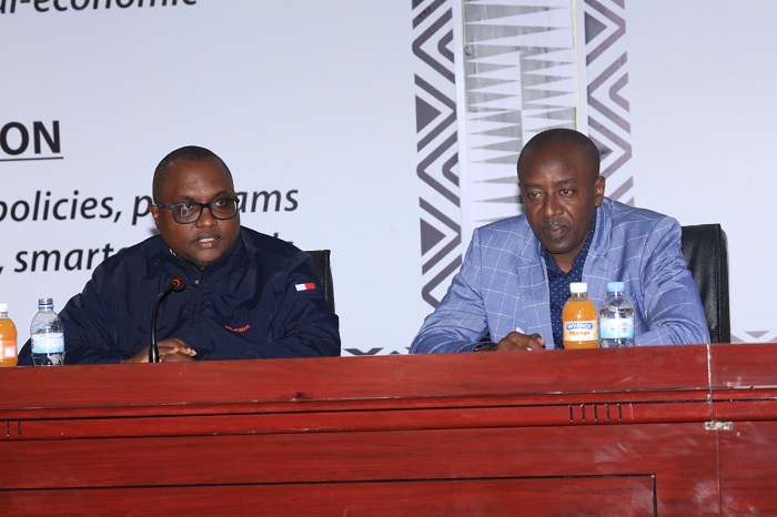 Minisitiri Dr Jean Chrysostome Ngabitsinze (ibumoso) na Meya Mbonyumuvunyi Radjab