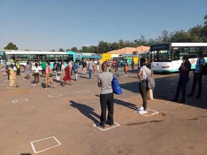 Mu gihe cyo kujya no kuva ku kazi, abantu bategereza imodoka umwanya munini