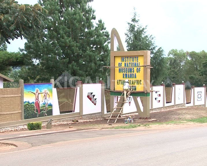 Ingoro y'umurage w'u Rwanda y'i Huye yubakiwe uruzitiro rushushanyijeho imitako nyarwanda.