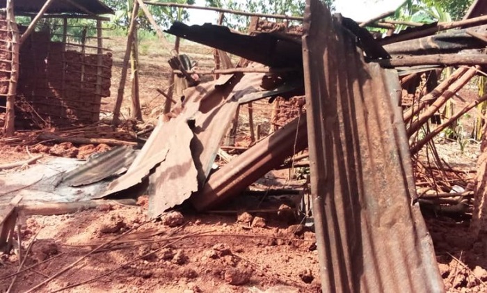 Muri uko guturika kw'ingunguru, inzu bari batekeyemo yasenyutse