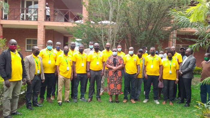 Dr Uwituze hamwe n'aborozi b'ingurube