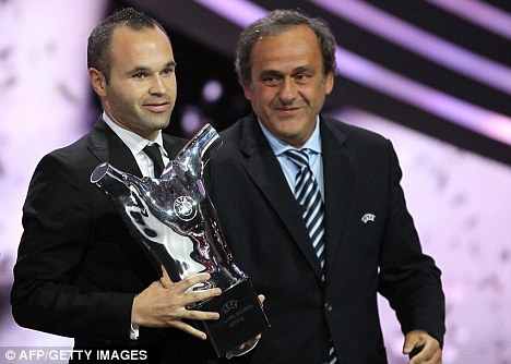 Iniesta ashyikirizwa igikombe cy