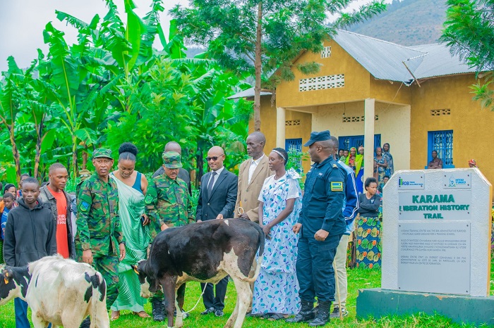 Bamwe mu barwanye urugamba rwo kubohora Igihugu bahawe inka y