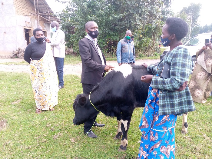 Nyirafishi yagabiwe inka