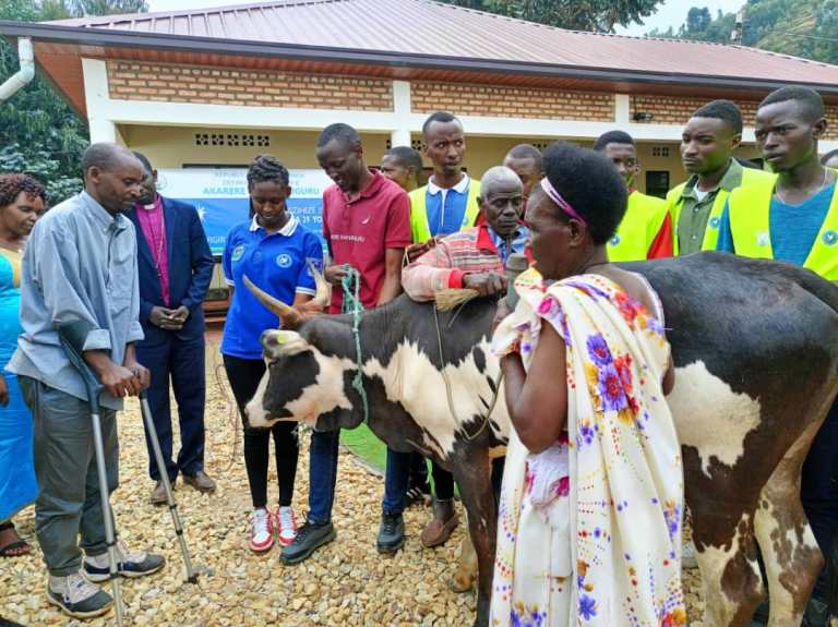 Emmanuel Gatera ashyikirizwa inka yagabiwe
