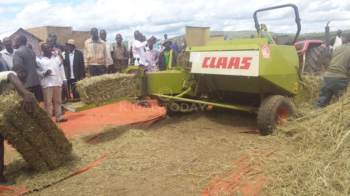 Iyi mashini ikata ubwatsi ukabukoramo ikirundo gihunikwa. Aborozi bagiye gufashwa kuzibona 