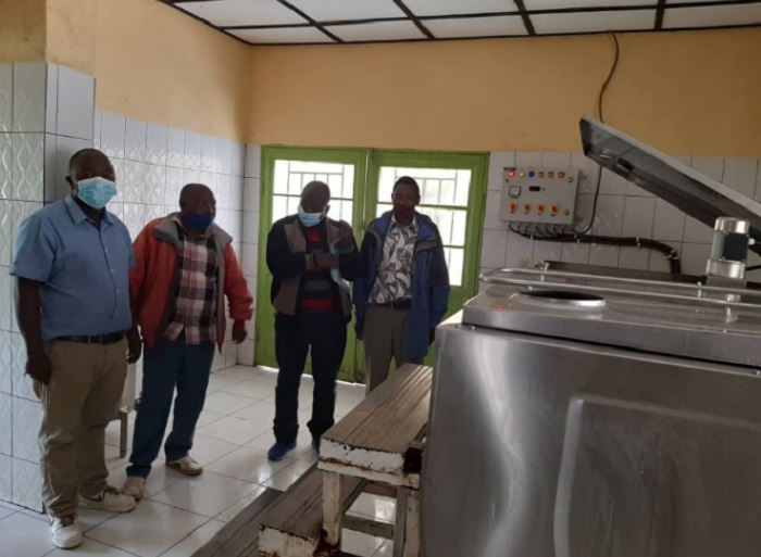 Bavuga ko mbere y'uko amata agera ku isoko agomba kubanza kunyura mu makusanyirizo