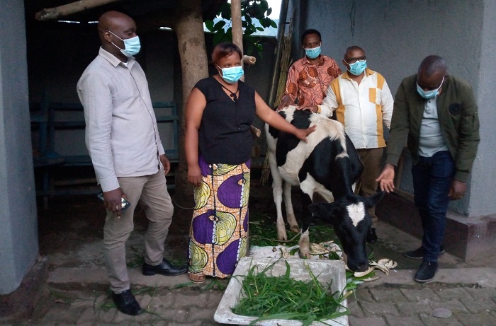 Bahurije ubushobozi hamwe bagura inyana yo gushumbusha Munyampamira