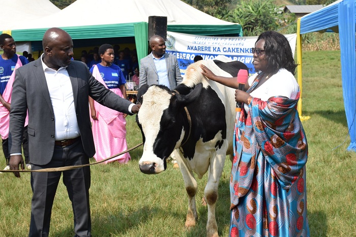 Guverineri Nyirarugero ni we wakiriye inka y'Ubumanzi MINUBUMWE yagabiye Akarere ka Gakenke