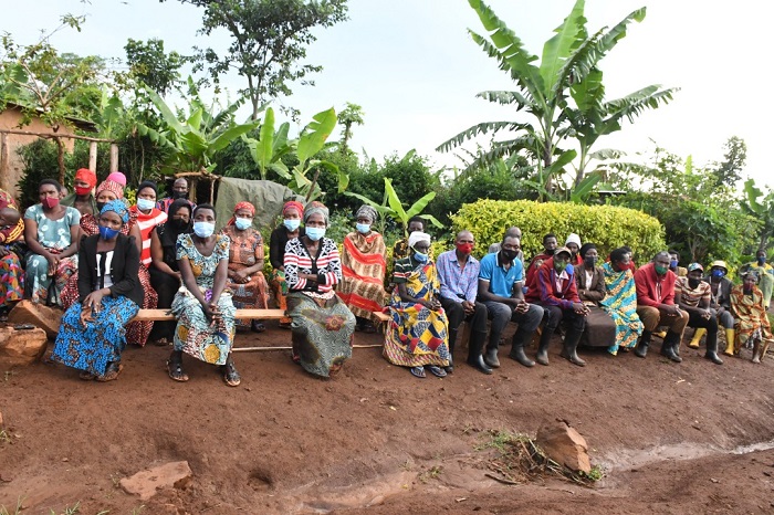 Abaturanyi be basabwe kumufasha korora izo nka no kuzirinda