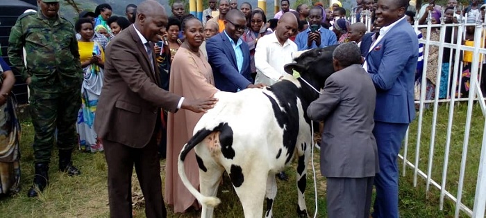 Abayobozi bashyikiriza inka uwarokotse Jenoside utishoboye