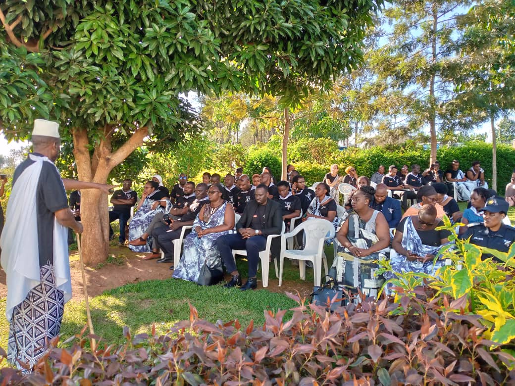 Karemera aganiriza abagize RWVCA hamwe n'abayobozi mu Karere ka Bugesera