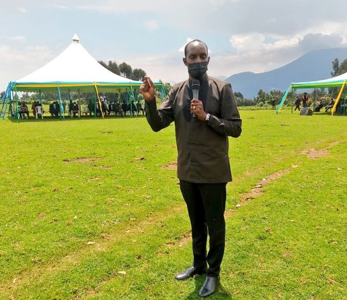 Mufuluke Fred Umuyobozi wa NRS aganiriza abaturage mu kwita ku nshingano zo kurera abana