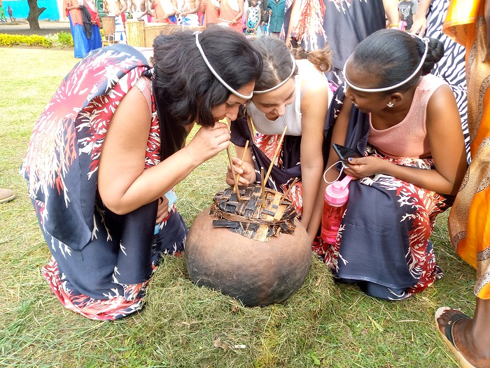 Abo mu muryango wa Uzi Yitzhak bishimiye umuco nyarwanda basangirira ikigage