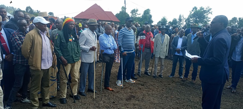 Abasirikare bamugariye ku rugamba bahawe inka