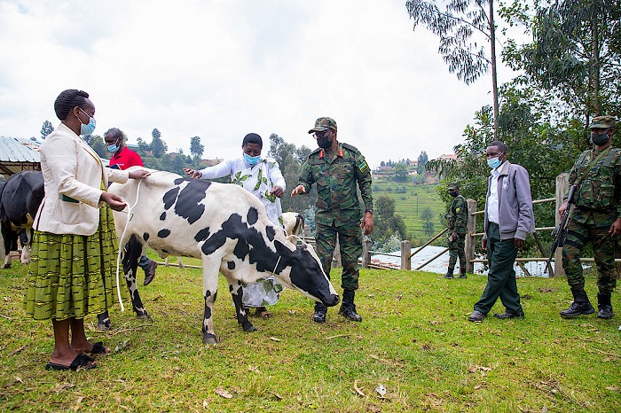 Abaturage bishimiye inka bagabiwe n'Umukuru w'igihugu