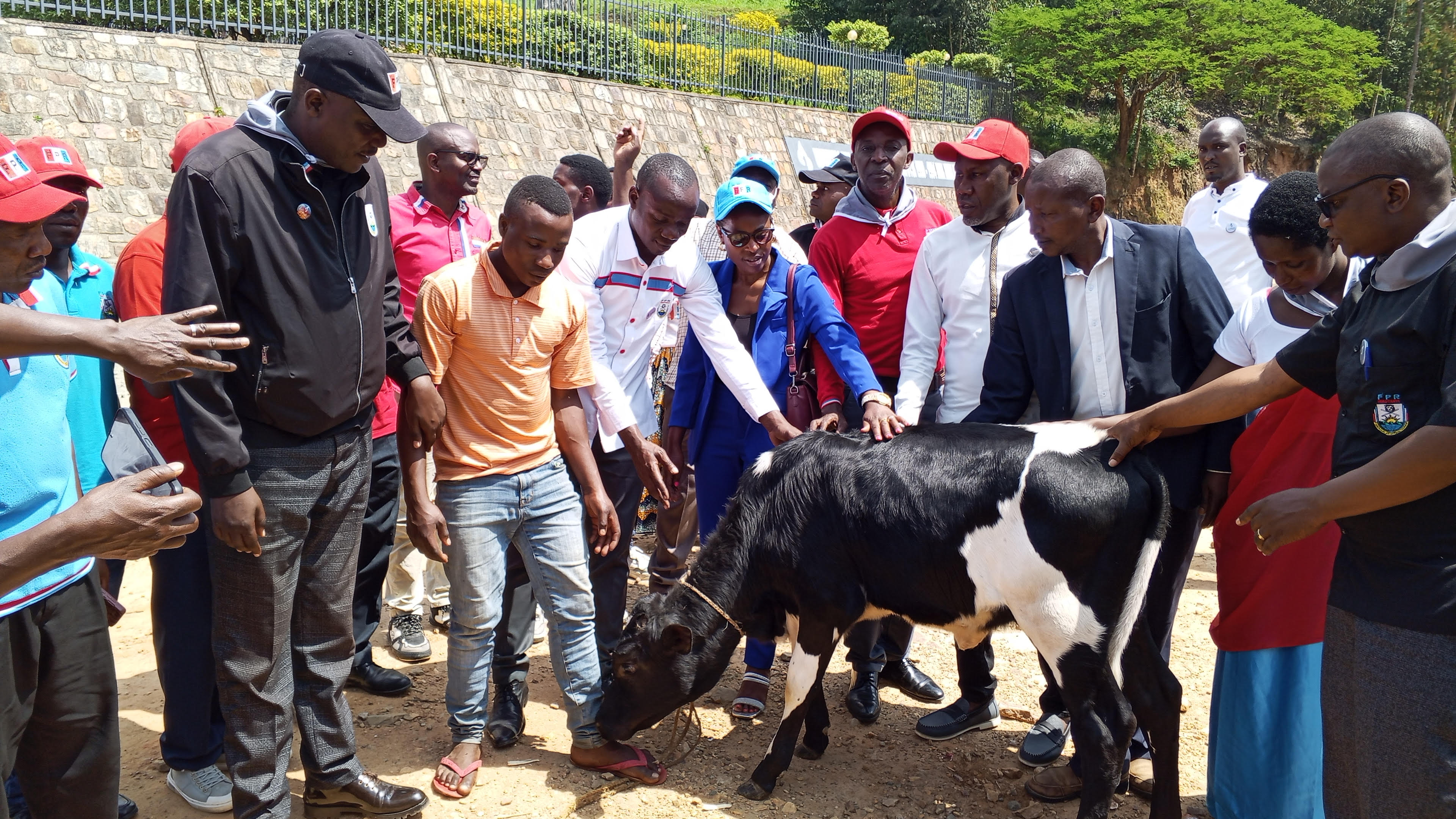 Bagabiye inka uwarokotse Jenoside utishoboye