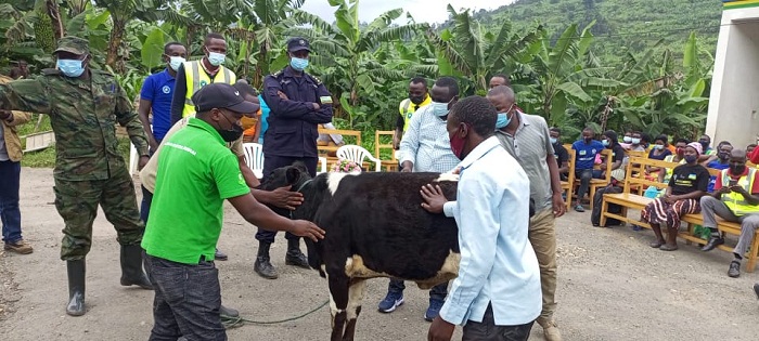 Urubyiruko rw'abakorerabushake rworoje inka umuturage utishoboye