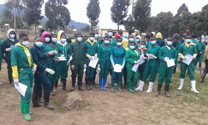 Abanyeshuri biga muri Bigogwe TSS biyemeje guhangana n'indwara z'inzoka zifata amatungo