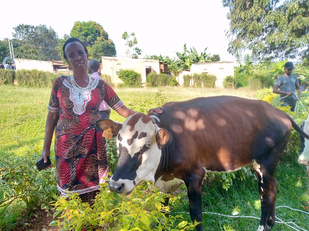 Uwamariya Philomène wahawe inka