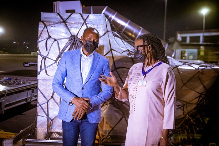 Umuyobozi mukuru wa RBC, Dr Sabin Nsanzimana hamwe n'Umuyobozi wa UNECA mu Rwanda, Mama Keita, ubwo bahererekanyaga izo nkingo