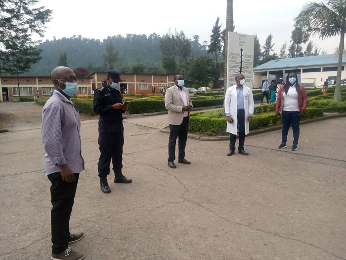 Abayobozi batandukanye bari baje kwakira inkingo