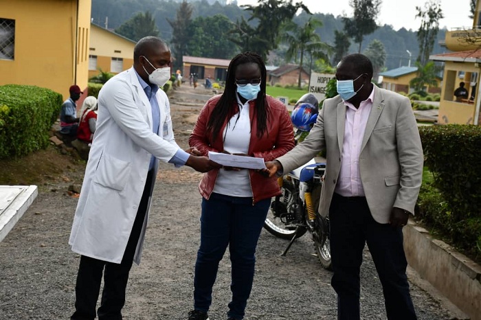 Abayobozi basuzuma ibyangombwa biherekeje inkingo