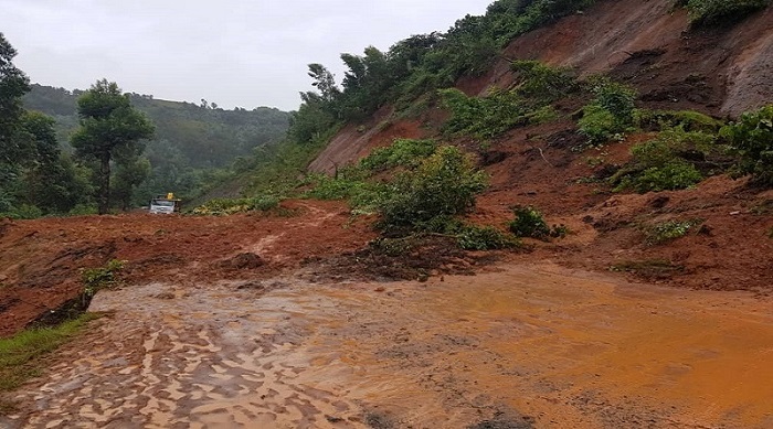 Imvura imaze iminsi igwa yateye inkangu ifunga umuhanda. Ku ifoto uyu ni umuhanda Rutsiro-Rubavu wari wangiritse mu minsi ishize
