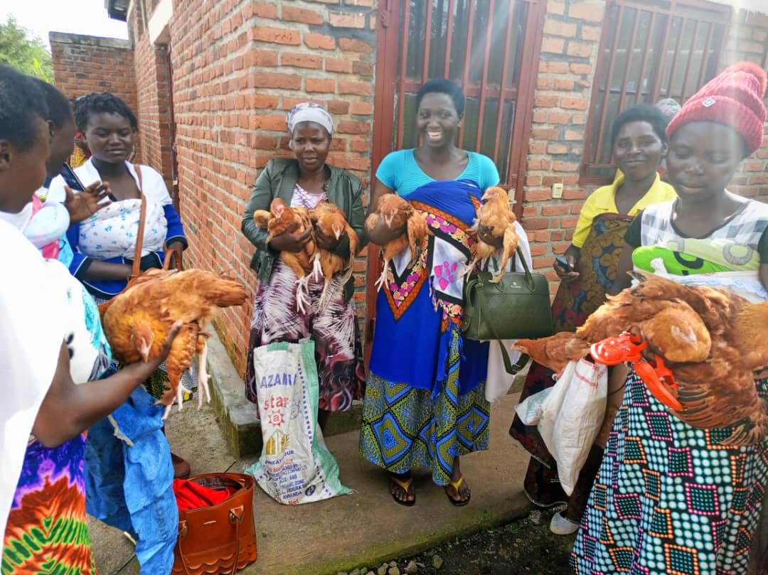 Ababyeyi bishimiye inkoko bahawe