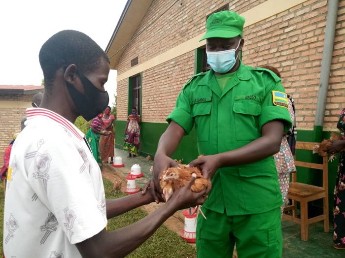 Umuhuzabikorwa wa Dasso mu Karere ka Nyaruguru ashyikiriza inkoko abo zagenewe