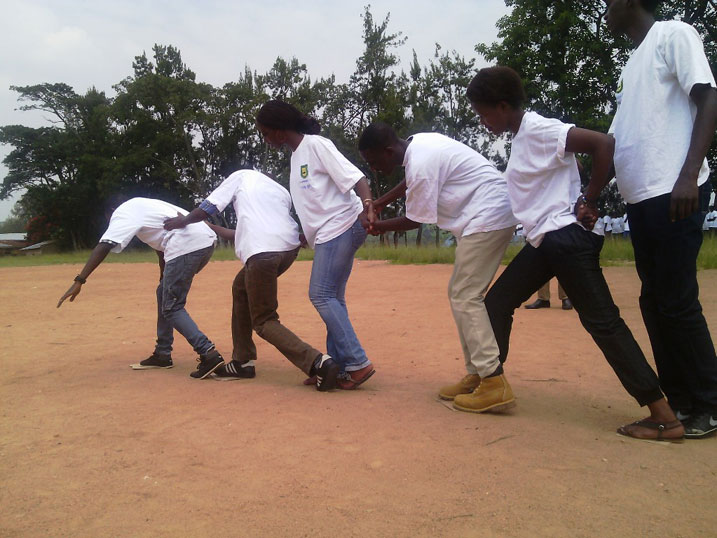 Inkomezabigwi za Muhanga zivuga ko zize kwambuka uruzi rurimo ingona hagira ubarwanya bagatabarana.