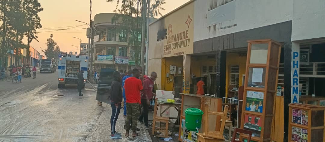 Inzu yahiye yacururizwagamo ibintu binyuranye