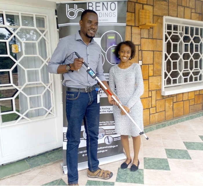 Niyoyita na Uwase bahamya ko iyi nkoni izafasha cyane abafite ubumuga bwo kutabona kubera ikoranabuhanga ifite