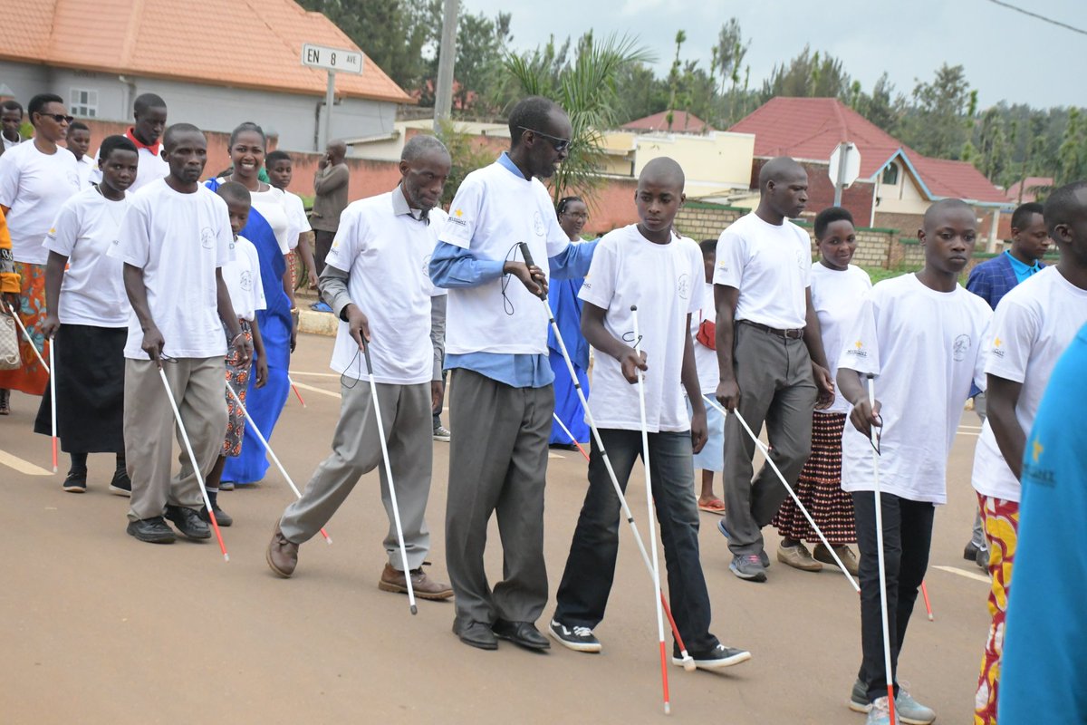 Abafite ubumuga bwo kutabona bavuga ko inkoni yera ari yo maso yabo, bakaba basaba koroherezwa kuyihabwa