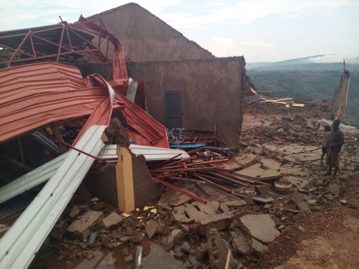 Imvura yasenye inzu z