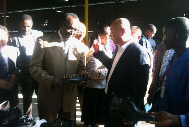 Minisitiri Kanimba ubwo yasuraga uruganda rwa Kigali Leather Ltd 