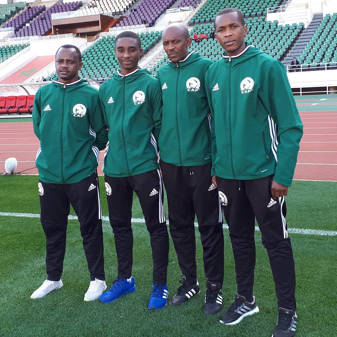 Mutuyimana Dieudonné (uwa kabiri uvuye ibumoso) na Samuel Uwikunda (wa nyuma uvuye ibumoso) basanzwe ari abasifuzi mpuzamahanga