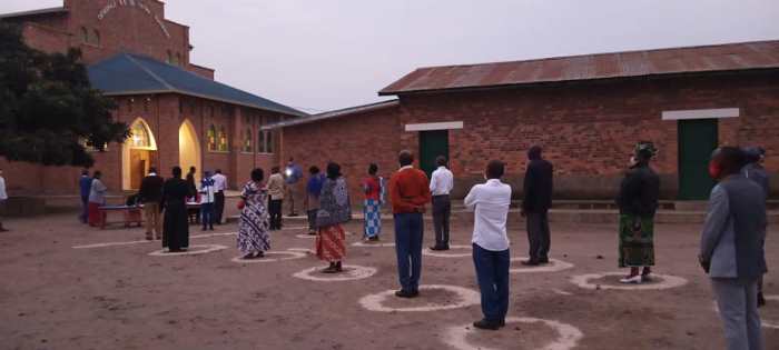 Mbere yo kugera aho bafatirwa ibipimo, abakirisitu baba bahanye intera